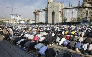 Ураза-Байрам в Москве собрал 100 тысяч мусульман. Новости Рамадана