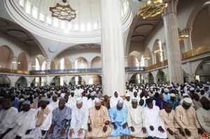 Чиновники и бизнесмены соревнуются в щедрости в Рамадан