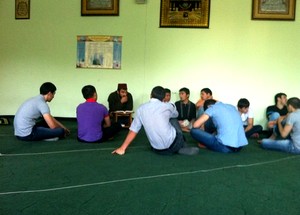 В районах Чечни проходят встречи представителей духовенства с молодежью. Новости Рамадана