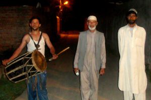 Барабанщики снова будят мусульман Кашмира на сухур. Новости Рамадана