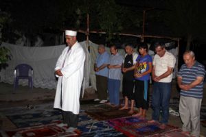 Пожилые люди вынуждены молиться на улице. Новости Рамадана