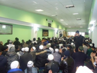 Сотни мусульман Новокузнецка приходят на рынок к хафизу Корана. Новости Рамадана