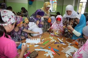 В Саратове дети создают корзины Рамадана. Новости Рамадана