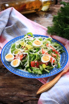 Салат со щавелем, свежими овощами, яйцом и зеленью