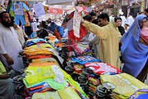 Малоимущие пакистанцы радуются низким ценам на «Ид-базарах». Новости Рамадана