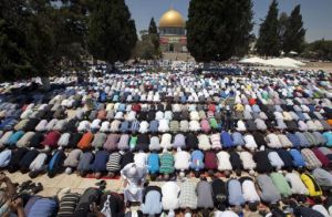 80 тыс. мусульман совершили пятничный намаз в аль-Аксе. Новости Рамадана