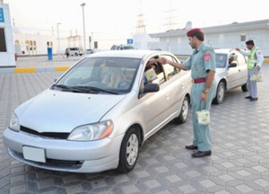 Полицейские Абу-Даби раздают автомобилистам еду во время ифтара. Новости Рамадана