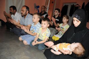 Сирийские беженцы в Рамадан молятся о мире. Новости Рамадана