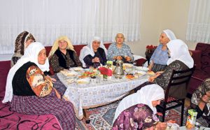 80-летние подруги детства спустя десятилетия встретились на ифтаре. Новости Рамадана