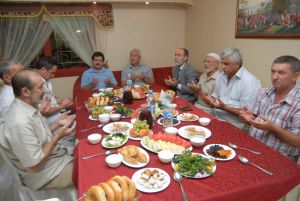 Политики, ветераны и ученые встретились на ифтаре. Новости Рамадана