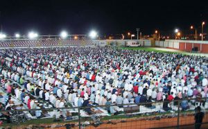 Стадион вместил тысячи людей на таравих-намаз. Новости Рамадана