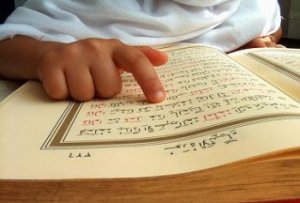 Засчитывается ли таравих, если имам читает Коран по книге?